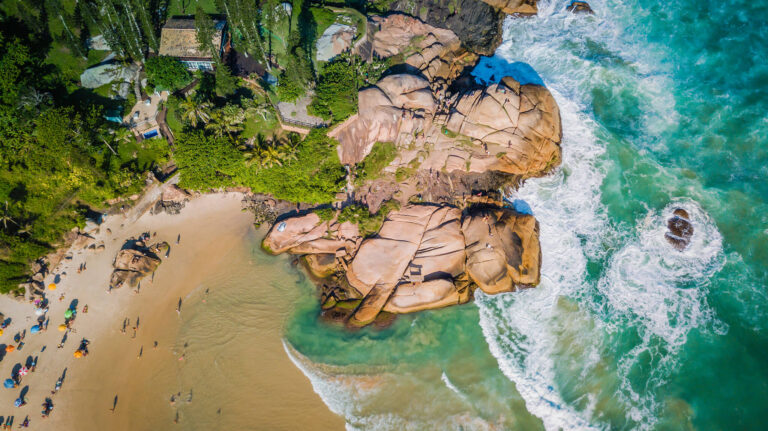 Arenas doradas y rocas gigantes en Joaquina Beach.