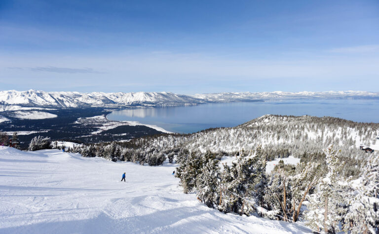 Los esquiadores disfrutan de las pistas con una espectacular vista invernal del Lago Tahoe.