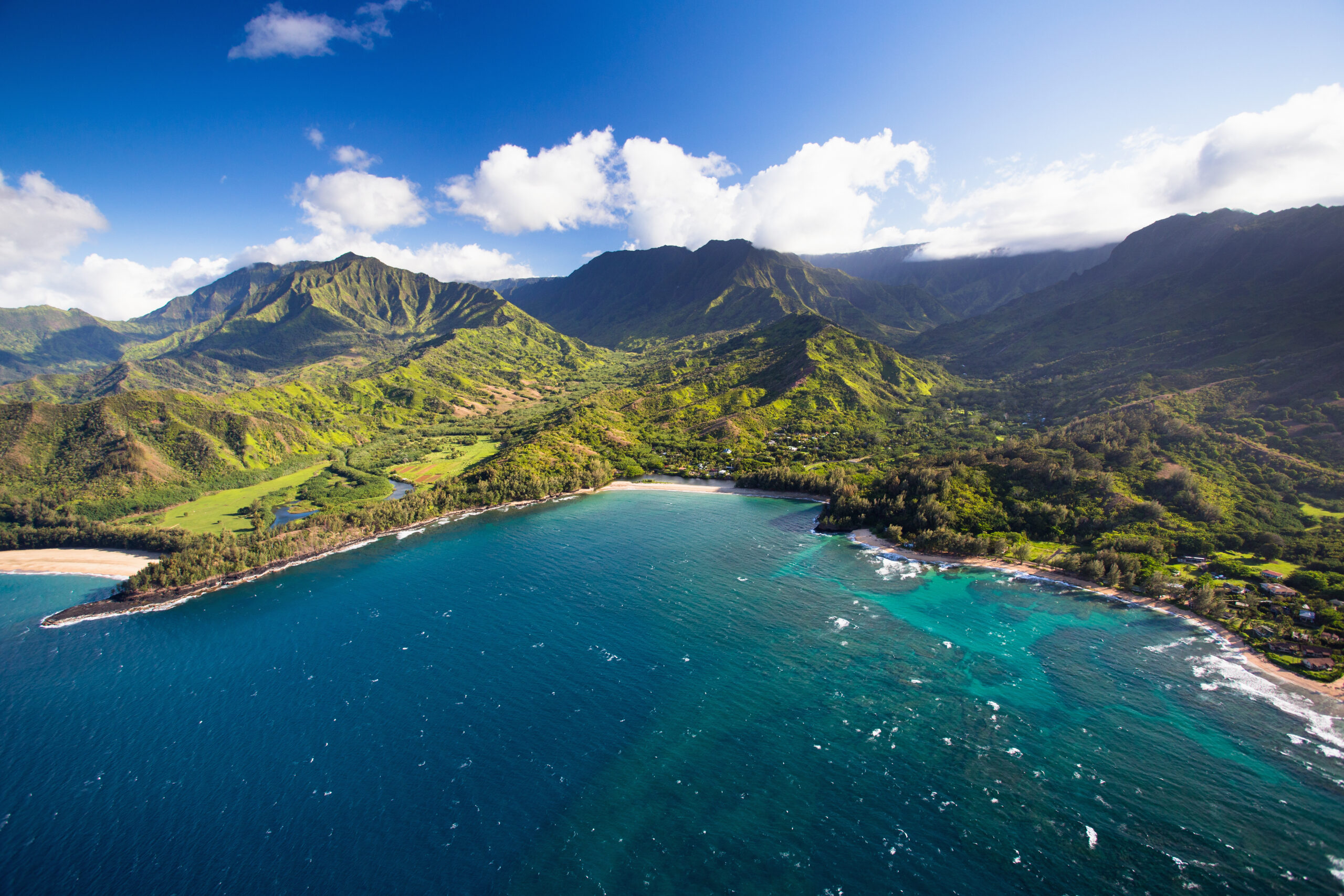 La costa de Kauai y el telón de fondo montañoso vistos desde arriba.