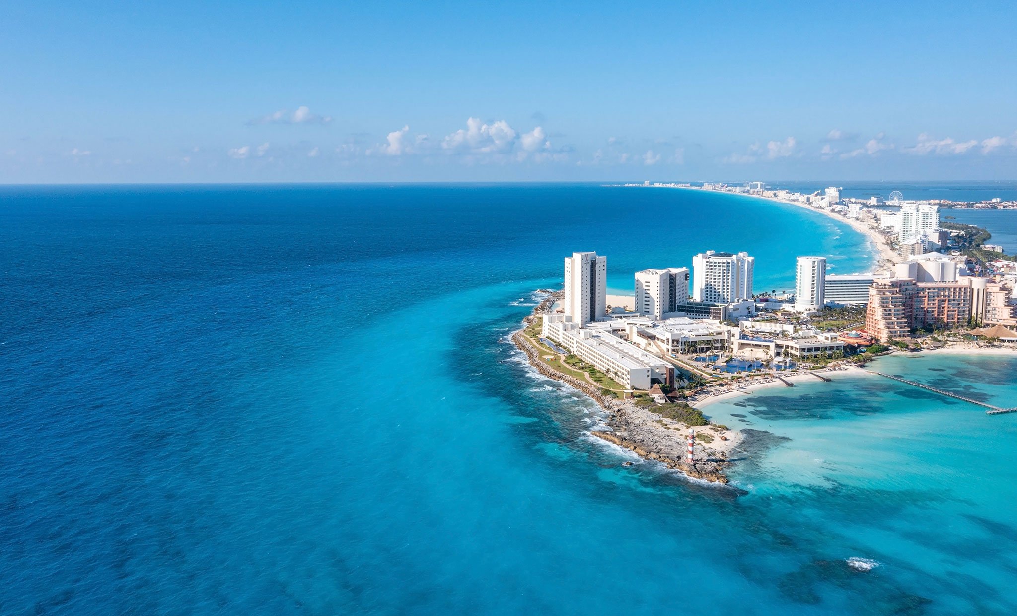 Los complejos turísticos de lujo se ubican en las sinuosas playas de Cancún.
