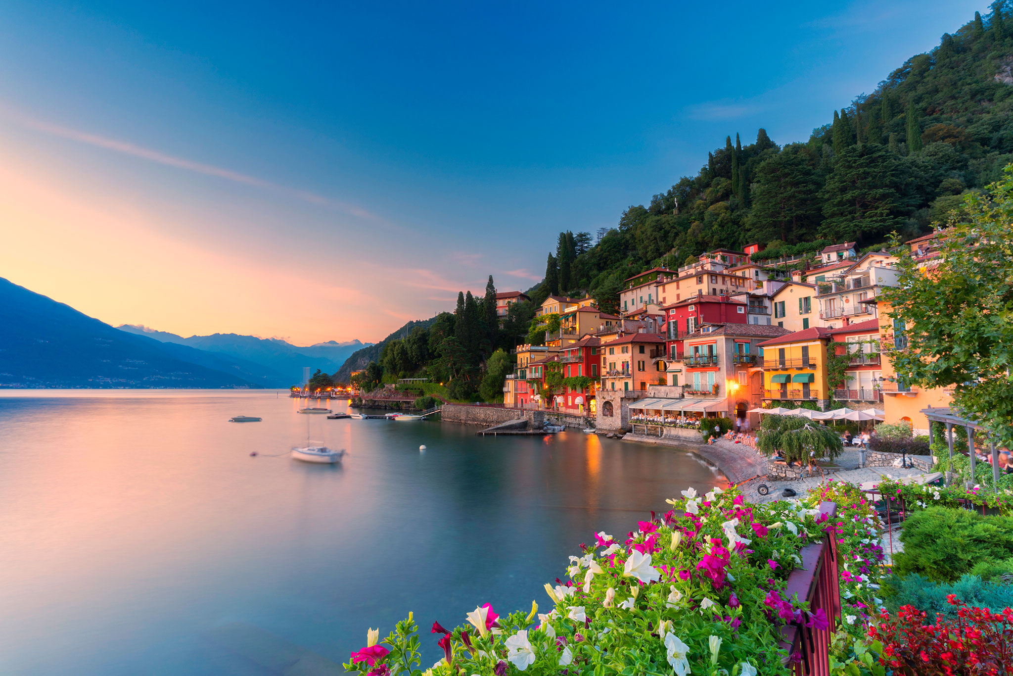 La puesta de sol ilumina el pueblo tradicional de Varenna, a orillas del lago Como.