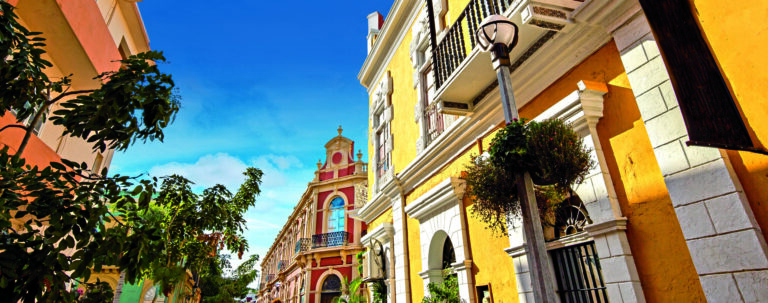 Calles coloridas del centro histórico de la ciudad de Mazatlán, México.