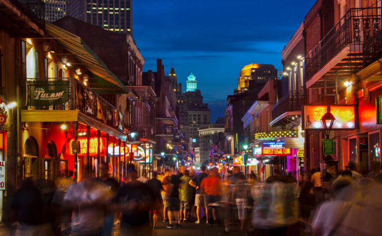 Beignets y bulliciosas vistas de la ciudad de Nueva Orleans