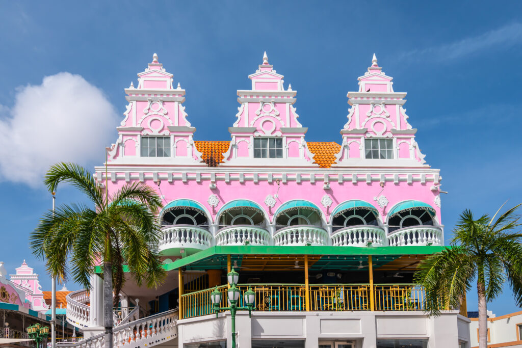 Hermosa fachada de color rosa de arquitectura colonial holandesa en el centro de la ciudad de Oranjestad, Aruba.